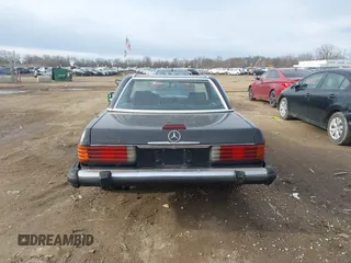 1988 Mercedes-Benz 560 Series 560SL with VIN WDBBA48D9JA081286, listed as a IAAI auction lot 41742395 with 143,034 mi miles. Bid and sale history available at carsss.com. Image 16.