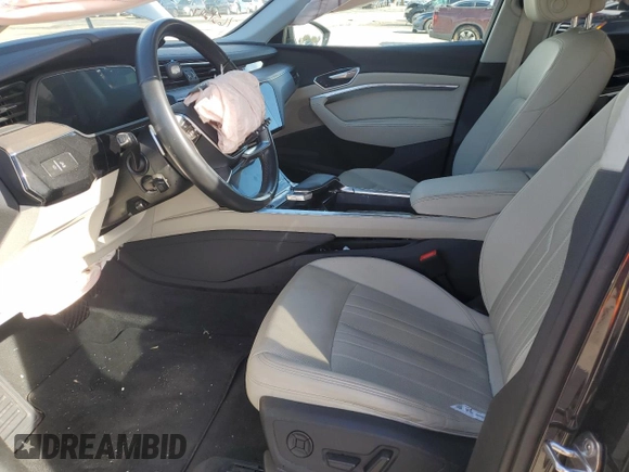 2024 Audi Q8 e-tron Premium Plus z VIN WA15AAGE2RB042305, wystawiony jako Copart lot #83397964 z przebiegiem 15 887 mil mil oraz Szkoda całkowita • Salvage title. Historia ofert i sprzedaży dostępna na DreamBid. Obrazek 7.