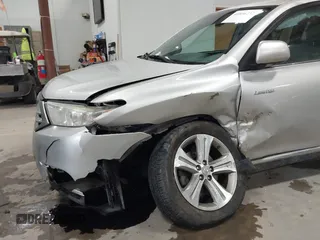2013 Toyota Highlander Limited z VIN 5TDDK3EH3DS244711, wystawiony jako IAAI lot #41056732 z przebiegiem 156 968 mil mil oraz . Historia ofert i sprzedaży dostępna na DreamBid. Obrazek 6.