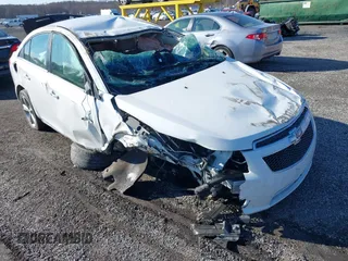 2014 Chevrolet Cruze 2LT z VIN 1G1PE5SB1E7381019, wystawiony jako IAAI lot #41425985 z przebiegiem 96 980 mil mil oraz . Historia ofert i sprzedaży dostępna na DreamBid. Obrazek 1.