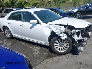 2013 Chrysler 300 z VIN 2C3CCAAG1DH603521, wystawiony jako IAAI lot #42059860 z przebiegiem 155 235 mil mil oraz . Historia ofert i sprzedaży dostępna na DreamBid. Obrazek 1.