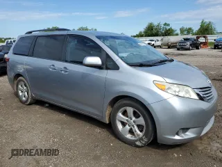 2015 Toyota Sienna LE AAS z VIN 5TDKK3DC1FS678805, wystawiony jako Copart lot #56421605 z przebiegiem 80 435 mil mil oraz Szkoda całkowita • Salvage title. Historia ofert i sprzedaży dostępna na DreamBid. Obrazek 4.