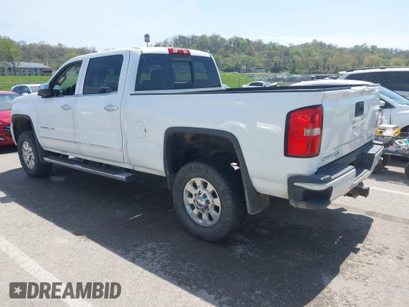 2015 GMC Sierra 2500HD Denali z VIN 1GT120E8XFF121170, wystawiony jako IAAI lot #42051421 z przebiegiem Nie podano mil oraz . Historia ofert i sprzedaży dostępna na DreamBid. Obrazek 3.