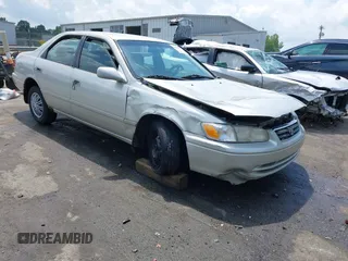 2000 Toyota Camry CE z VIN 4T1BG22K1YU709776, wystawiony jako IAAI lot #42276849 z przebiegiem 299 097 mil mil oraz . Historia ofert i sprzedaży dostępna na DreamBid. Obrazek 1.