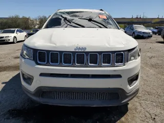 2020 Jeep Compass Latitude z VIN 3C4NJCBB6LT141472, wystawiony jako Copart lot #55794985 z przebiegiem Nie podano mil oraz Szkoda całkowita • Salvage title. Historia ofert i sprzedaży dostępna na DreamBid. Obrazek 5.