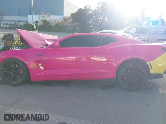 2018 Chevrolet Camaro 1LT z VIN 1G1FB1RS9J0124311, wystawiony jako IAAI lot #41399583 z przebiegiem Nie podano mil oraz . Historia ofert i sprzedaży dostępna na DreamBid. Obrazek 14.