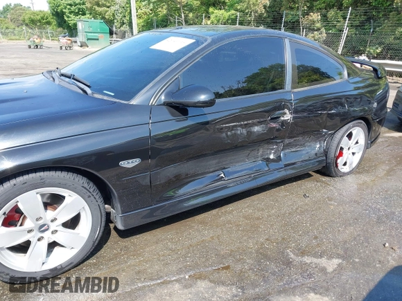 2005 Pontiac GTO z VIN 6G2VX12U85L367278, wystawiony jako IAAI lot #42140119 z przebiegiem 121 397 mil mil oraz . Historia ofert i sprzedaży dostępna na DreamBid. Obrazek 6.