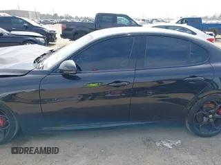 2017 Alfa Romeo Giulia Ti z VIN ZARFAECN7H7541762, wystawiony jako IAAI lot #41549460 z przebiegiem Nie podano mil oraz . Historia ofert i sprzedaży dostępna na DreamBid. Obrazek 14.