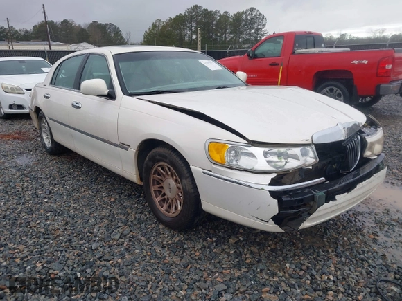 1999 Lincoln Town Car Signature z VIN 1LNHM82WXXY673201, wystawiony jako IAAI lot #41257677 z przebiegiem Nie podano mil oraz . Historia ofert i sprzedaży dostępna na DreamBid. Obrazek 1.