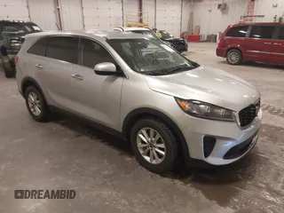 2019 Kia Sorento L z VIN 5XYPG4A3XKG575729, wystawiony jako IAAI lot #41851001 z przebiegiem 105 272 mil mil oraz . Historia ofert i sprzedaży dostępna na DreamBid. Obrazek 1.