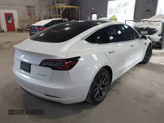 2020 Tesla Model 3 Long Range z VIN 5YJ3E1EB9LF622214, wystawiony jako IAAI lot #41351132 z przebiegiem 133 805 mil mil oraz . Historia ofert i sprzedaży dostępna na DreamBid. Obrazek 4.