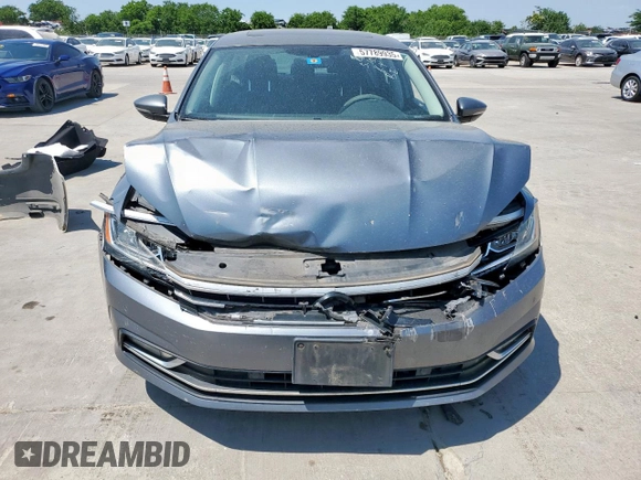2017 Volkswagen Passat SE z VIN 1VWGT7A35HC074710, wystawiony jako Copart lot #57789935 z przebiegiem 117 351 mil mil oraz Szkoda całkowita • Salvage title. Historia ofert i sprzedaży dostępna na DreamBid. Obrazek 5.