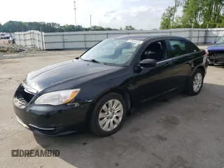 2013 Chrysler 200 LX z VIN 1C3CCBABXDN606550, wystawiony jako Copart lot #53653525 z przebiegiem 175 005 mil mil oraz Szkoda całkowita • Salvage title. Historia ofert i sprzedaży dostępna na DreamBid. Obrazek 1.