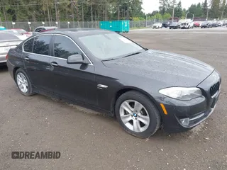 2012 BMW 5 Series 528i xDrive z VIN WBAXH5C58CDW04658, wystawiony jako IAAI lot #42215598 z przebiegiem 137 465 mil mil oraz . Historia ofert i sprzedaży dostępna na DreamBid. Obrazek 1.