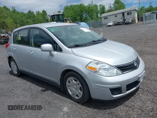 2010 Nissan Versa S z VIN 3N1BC1CP2AL403046, wystawiony jako IAAI lot #42318055 z przebiegiem 154 244 mil mil oraz . Historia ofert i sprzedaży dostępna na DreamBid. Obrazek 1.