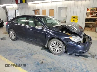 2012 Chrysler 200 Limited z VIN 1C3CCBCG7CN300185, wystawiony jako Copart lot #57810525 z przebiegiem 173 981 mil mil oraz Szkoda całkowita • Salvage title. Historia ofert i sprzedaży dostępna na DreamBid. Obrazek 4.