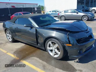 2013 Chevrolet Camaro LT z VIN 2G1FC3D39D9158848, wystawiony jako IAAI lot #42038079 z przebiegiem 110 665 mil mil oraz . Historia ofert i sprzedaży dostępna na DreamBid. Obrazek 1.