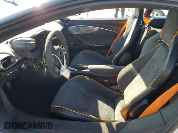 2023 McLaren Artura z VIN SBM16AEA4PW001953, wystawiony jako Copart lot #80270564 z przebiegiem 5956 mil mil oraz Nie do naprawy. Historia ofert i sprzedaży dostępna na DreamBid. Obrazek 7.