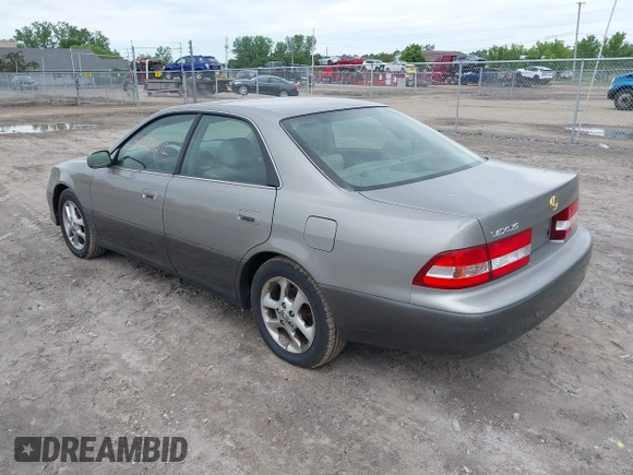 2001 Lexus ES 300 with VIN JT8BF28G910332295, listed as a IAAI auction lot 42534512 with 118,915 mi miles and . Bid and sale history available at DreamBid. Image 3.
