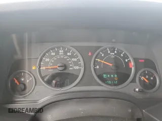 2008 Jeep Patriot Sport z VIN 1J8FT28W18D711466, wystawiony jako Copart lot #53523135 z przebiegiem 179 112 mil mil oraz Szkoda całkowita • Salvage title. Historia ofert i sprzedaży dostępna na DreamBid. Obrazek 9.