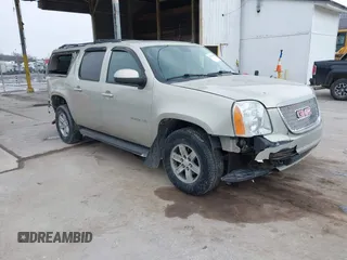 2014 GMC Yukon XL SLT with VIN 1GKS2KE71ER223496, listed as a IAAI auction lot 41419800 with 146,686 mi miles. Bid and sale history available at carsss.com. Image 1.