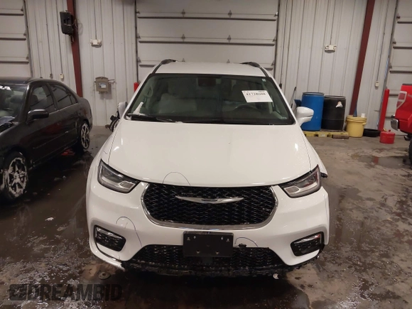 2021 Chrysler Pacifica Touring L with VIN 2C4RC1BG3MR504293, listed as a IAAI auction lot 41728608 with 70,487 mi miles and . Bid and sale history available at DreamBid. Image 12.