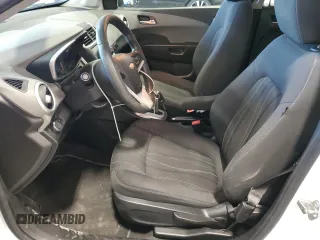 2018 Chevrolet Sonic LT z VIN 1G1JD5SH3J4107121, wystawiony jako Copart lot #46814415 z przebiegiem 96 136 mil mil oraz Szkoda całkowita • Salvage title. Historia ofert i sprzedaży dostępna na DreamBid. Obrazek 7.