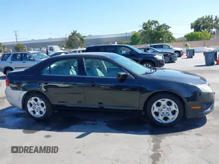 2010 Ford Fusion SE z VIN 3FAHP0HA2AR131918, wystawiony jako IAAI lot #42678902 z przebiegiem 180 828 mil mil oraz . Historia ofert i sprzedaży dostępna na DreamBid. Obrazek 13.