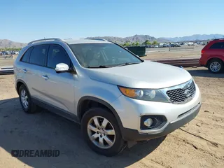 2013 Kia Sorento LX z VIN 5XYKT3A66DG397184, wystawiony jako IAAI lot #42466175 z przebiegiem Nie podano mil oraz . Historia ofert i sprzedaży dostępna na DreamBid. Obrazek 1.