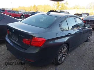2013 BMW 3 Series 335i xDrive z VIN WBA3B9C55DF586231, wystawiony jako IAAI lot #41302520 z przebiegiem 123 173 mil mil oraz . Historia ofert i sprzedaży dostępna na DreamBid. Obrazek 4.