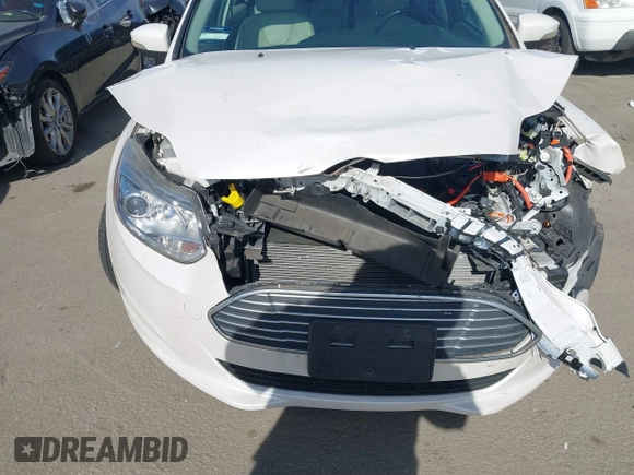 2013 Ford Focus Electric z VIN 1FADP3R42DL196988, wystawiony jako IAAI lot #41425512 z przebiegiem 72 578 mil mil oraz . Historia ofert i sprzedaży dostępna na DreamBid. Obrazek 17.