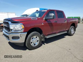 2024 Ram 2500 Tradesman z VIN 3C6UR5CL7RG118234, wystawiony jako Copart lot #56028445 z przebiegiem 15 924 mil mil oraz Szkody całkowita. Historia ofert i sprzedaży dostępna na DreamBid. Obrazek 1.