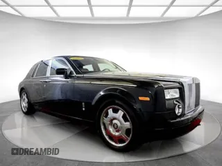 2007 Rolls-Royce Phantom z VIN SCA1S68547UX08XXX, wystawiony jako Copart lot #59255705 z przebiegiem 27 777 mil mil oraz Tytuł czysty. Historia ofert i sprzedaży dostępna na DreamBid. Obrazek 1.