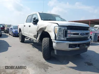 2018 Ford F-250 XL z VIN 1FT7W2B67JEC61723, wystawiony jako IAAI lot #42044635 z przebiegiem 249 979 mil mil oraz . Historia ofert i sprzedaży dostępna na DreamBid. Obrazek 1.