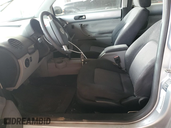 2003 Volkswagen Beetle GLS z VIN 3VWCK21CX3M434601, wystawiony jako Copart lot #44244875 z przebiegiem 77 888 mil mil oraz Szkoda całkowita • Salvage title. Historia ofert i sprzedaży dostępna na DreamBid. Obrazek 7.