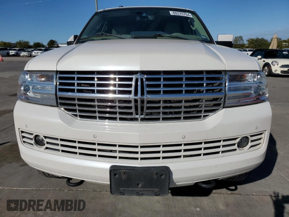2013 Lincoln Navigator z VIN 5LMJJ2H50DEL08848, wystawiony jako Copart lot #80376764 z przebiegiem 182 163 mil mil oraz Czysty tytuł • Clean title. Historia ofert i sprzedaży dostępna na DreamBid. Obrazek 5.