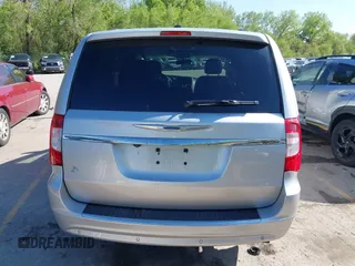 2011 Chrysler Town & Country Touring L z VIN 2A4RR8DG8BR712567, wystawiony jako IAAI lot #42078288 z przebiegiem 144 409 mil mil oraz . Historia ofert i sprzedaży dostępna na DreamBid. Obrazek 16.