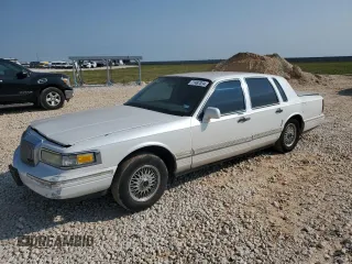 1997 Lincoln Town Car Signature z VIN 1LNLM82W9VY681894, wystawiony jako Copart lot #71467034 z przebiegiem 129 142 mil mil oraz Szkody całkowita. Historia ofert i sprzedaży dostępna na DreamBid. Obrazek 1.