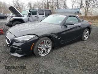 2025 BMW Z4 sDrive30i with VIN WBAHF3C06SWY43759, listed as a Copart auction lot 52188975 with 1,638 mi miles and Salvage Title. Bid and sale history available at carsss.com. Image 1.