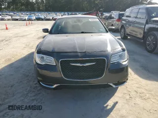2017 Chrysler 300 Limited z VIN 2C3CCAAG3HH516550, wystawiony jako Copart lot #43206065 z przebiegiem 235 350 mil mil oraz Szkoda całkowita • Salvage title. Historia ofert i sprzedaży dostępna na DreamBid. Obrazek 5.