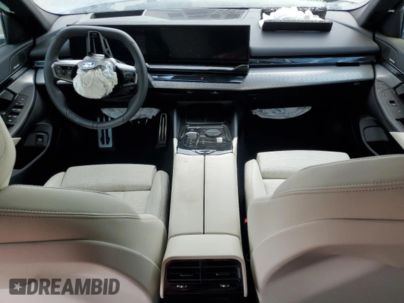 2024 BMW i5 eDrive40 z VIN WBY33FK03RCR93119, wystawiony jako Copart lot #76124194 z przebiegiem Nie podano mil oraz Szkody całkowita. Historia ofert i sprzedaży dostępna na DreamBid. Obrazek 8.