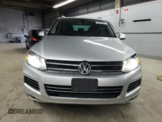 2012 Volkswagen Touareg Lux z VIN WVGEF9BP2CD010105, wystawiony jako Copart lot #52517015 z przebiegiem 74 279 mil mil oraz Szkoda całkowita • Salvage title. Historia ofert i sprzedaży dostępna na DreamBid. Obrazek 5.