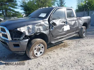 2018 Ram 2500 Tradesman z VIN 3C6UR5CL1JG390282, wystawiony jako IAAI lot #42133001 z przebiegiem 256 087 mil mil oraz . Historia ofert i sprzedaży dostępna na DreamBid. Obrazek 2.