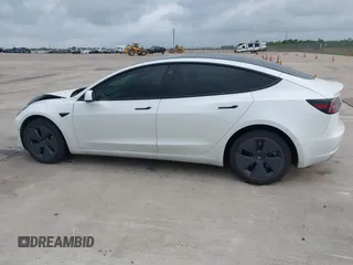 2022 Tesla Model 3 Long Range z VIN 5YJ3E1EBXNF246318, wystawiony jako IAAI lot #42131425 z przebiegiem 32 096 mil mil oraz . Historia ofert i sprzedaży dostępna na DreamBid. Obrazek 13.