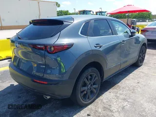 2024 Mazda CX-30 S Carbon Edition z VIN 3MVDMBCM0RM661018, wystawiony jako IAAI lot #42326256 z przebiegiem 22 169 mil mil oraz . Historia ofert i sprzedaży dostępna na DreamBid. Obrazek 4.