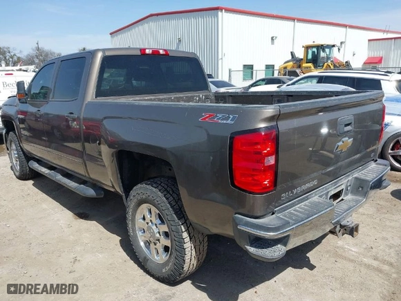 2015 Chevrolet Silverado 2500HD LT with VIN 1GC1KVEG5FF557414, listed as a IAAI auction lot 41735823 with 271,919 mi miles. Bid and sale history available at carsss.com. Image 3.