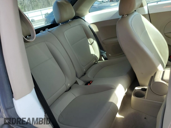 2014 Volkswagen Beetle 1.8T z VIN 3VWJ17AT1EM665073, wystawiony jako Copart lot #47805405 z przebiegiem 92 303 mil mil oraz Szkoda całkowita • Salvage title. Historia ofert i sprzedaży dostępna na DreamBid. Obrazek 11.