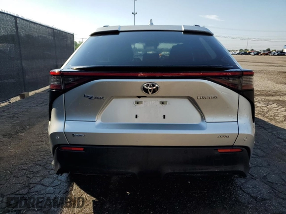 2024 Toyota bZ4X XLE z VIN JTMABACA3RA085576, wystawiony jako Copart lot #64452935 z przebiegiem 8 289 mil mil oraz Czysty tytuł • Clean title. Historia ofert i sprzedaży dostępna na DreamBid. Obrazek 6.