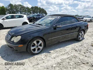 2005 Mercedes-Benz CLK 320 z VIN WDBTK65G75T054495, wystawiony jako Copart lot #56120585 z przebiegiem 130 029 mil mil oraz Szkody całkowita. Historia ofert i sprzedaży dostępna na DreamBid. Obrazek 1.