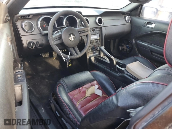 2008 Ford Mustang Deluxe z VIN 1ZVHT84N185177814, wystawiony jako Copart lot #51539775 z przebiegiem 147 380 mil mil oraz Czysty tytuł • Clean title. Historia ofert i sprzedaży dostępna na DreamBid. Obrazek 8.